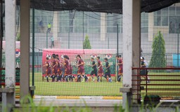 Đội tuyển Việt Nam tập kín dưới trời mưa